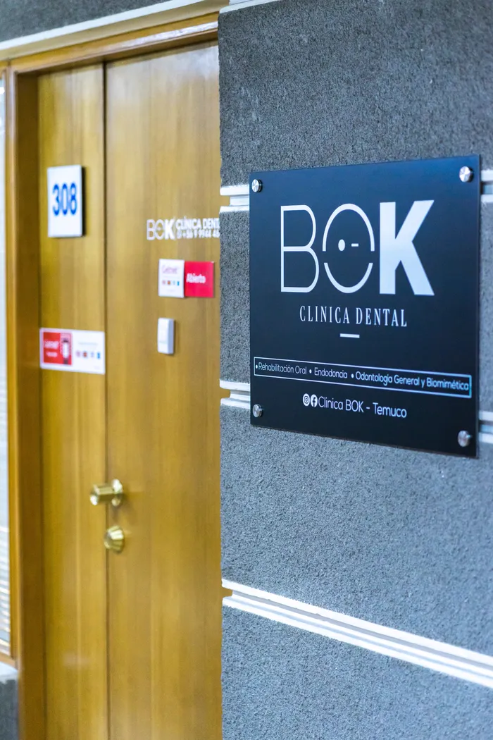 Puerta de Clínica Dental BOK, oficina 308