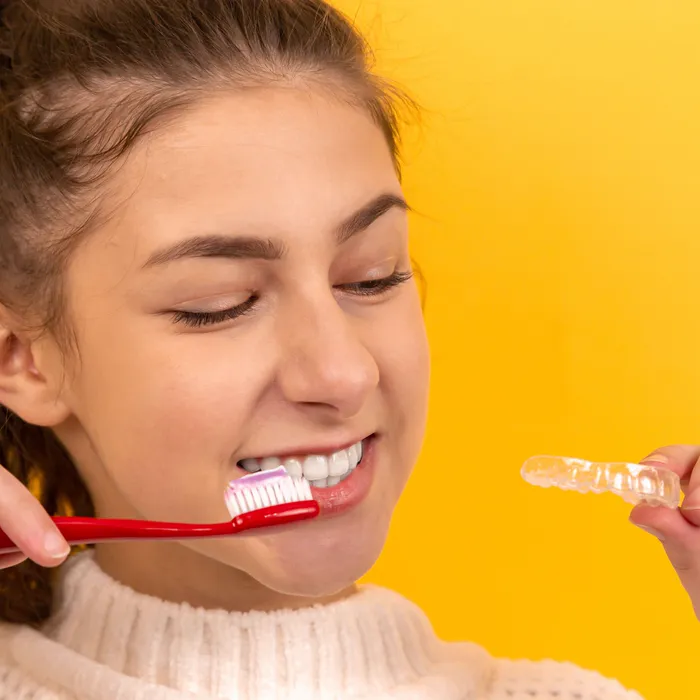 Adolescente cepillándose los dientes (imagen referencial)