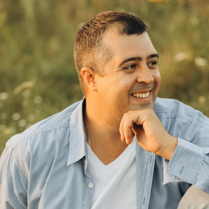 Hombre adulto sonriendo (imagen referencial)