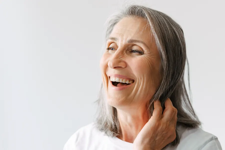 Mujer sonriendo (imagen referencial)